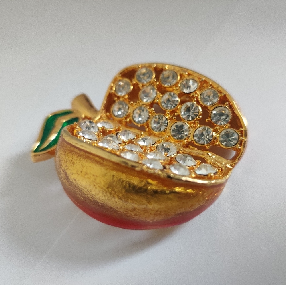 Vintage figural apple 🍏 brooch